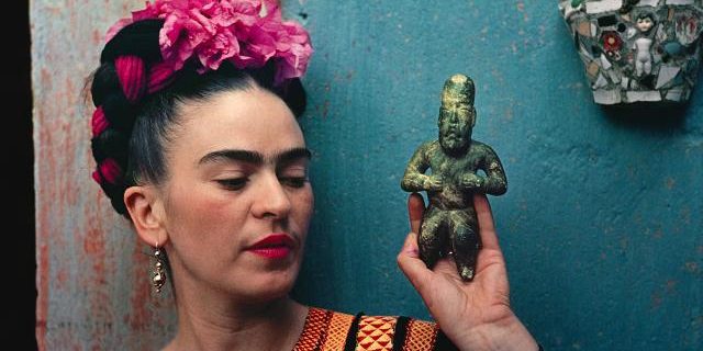 frida-kahlo-making-her-self-up-at-victoria-and-albert-museum_frida-kahlo-with-olmec-figurine-1939-photograph-nickolas-muray-nickolas-muray-photo-archives_64c6cf6c9445f7270071cc768b20c05b