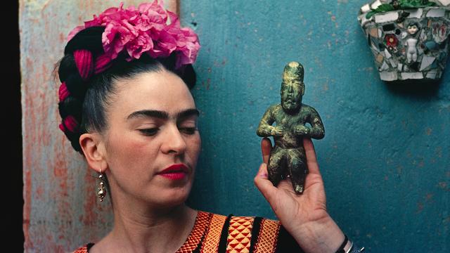 frida-kahlo-making-her-self-up-at-victoria-and-albert-museum_frida-kahlo-with-olmec-figurine-1939-photograph-nickolas-muray-nickolas-muray-photo-archives_64c6cf6c9445f7270071cc768b20c05b