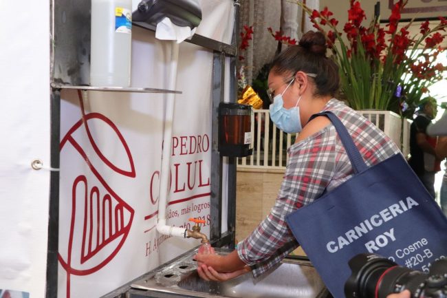 2 Extiende gobierno de San Pedro Cholula suspensión de actividades no esenciales al 30 de mayo_ colocan lavamanos en el mercado municipal