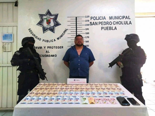 1 Detienen policías de San Pedro Cholula a sujeto que manejaba falsa patrulla