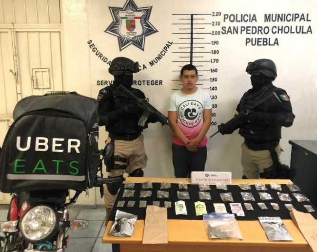 1 Policía de San Pedro Cholula detecta a repartidor de comida como presunto vendedor de estupefacientes (1)