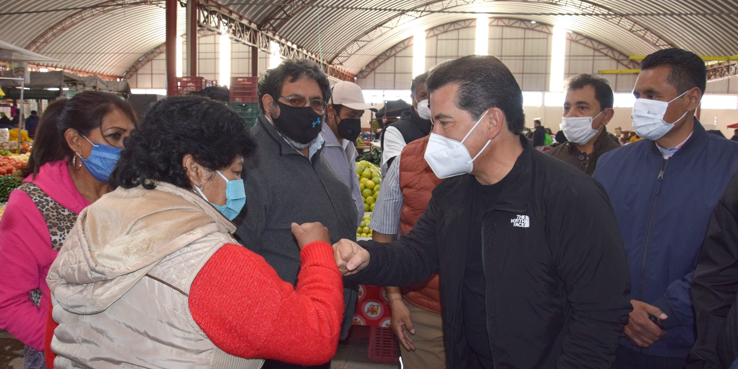 2 Entrega Luis Alberto Arriaga primera etapa de la rehabilitación al Tianguis de Xixitla