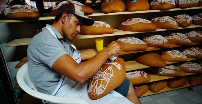 Panaderos zapotecos elaboran pan de yema decorados en víspera de Día de Muertos
