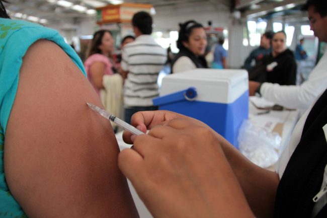 Aplicación de Vacunas contra Sarampión y Rubeola