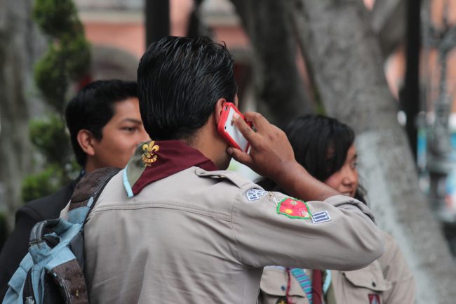 Ciudadanos usando telefonos móviles