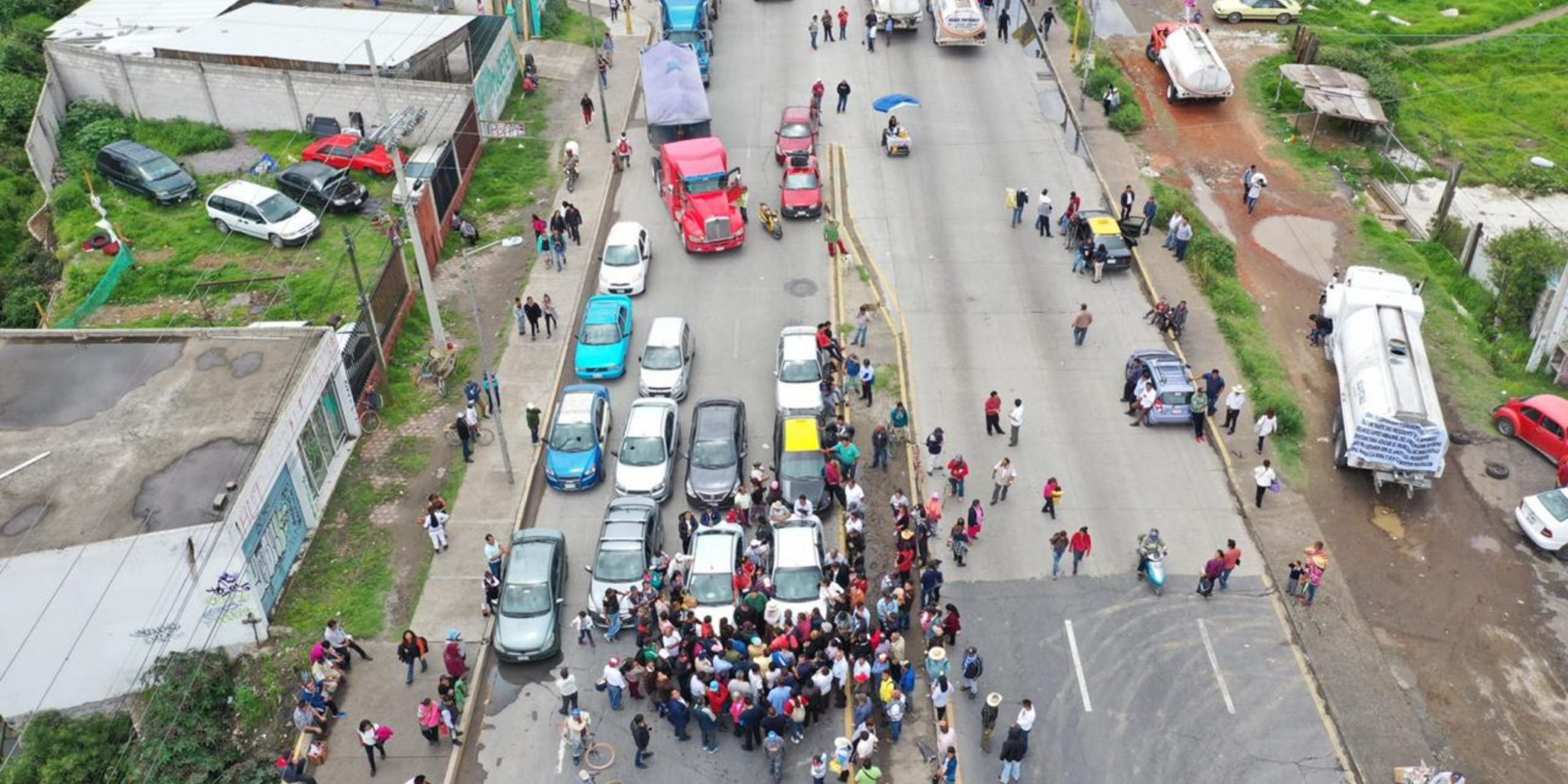 Bloquean carreteras Amozoc