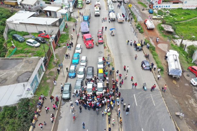 Bloquean carreteras Amozoc