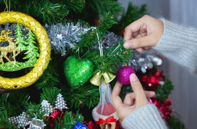 5 formas de decorar tu arbolito de Navidad si vives en un huevito